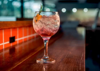 Momentos Não Planejados São os Melhores (E Ficam Ainda Melhores com Royalty) 🍸